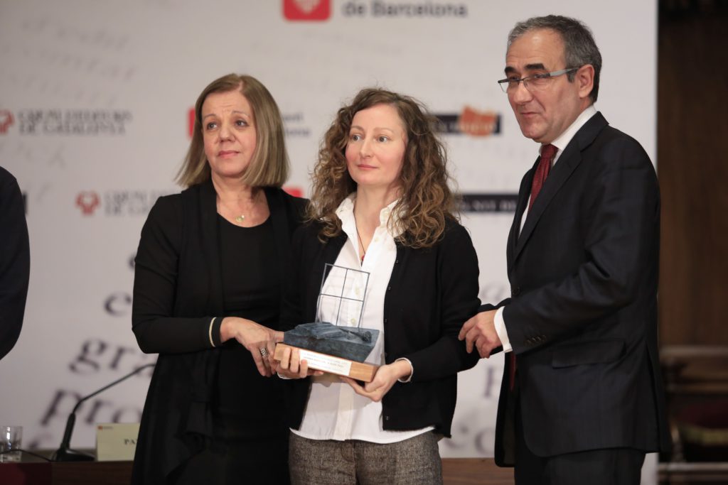 Arianna Squilloni, editora de A Buen Paso, Memorial Fernando Lara 2017, lliura el premi Maria Dolors Portús, secretaria general de Cultura.