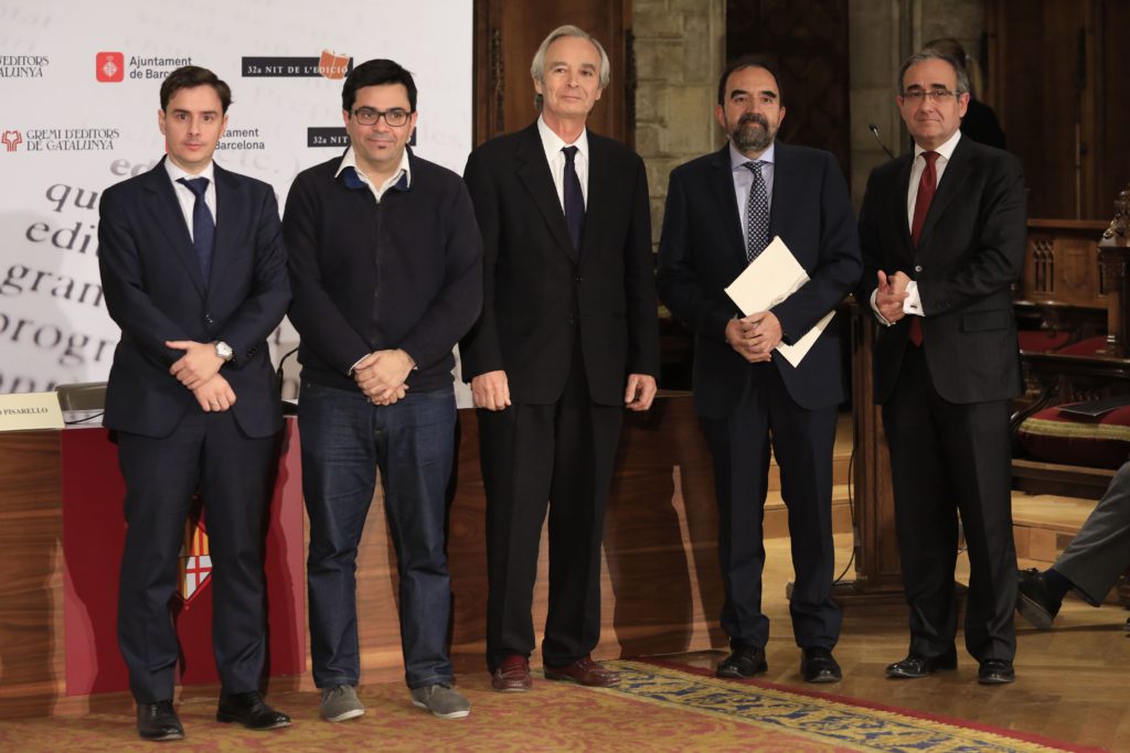 Carlos Fortea, guardonat amb el Premi de Traducció Ángel Crespo, lliure el premi Gabriel Hormaechea de l’ACEC i Javier Pascual, subdirector general del Libro